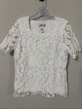 Draper & Damon’s White Floral Lace Scoop Neck Top